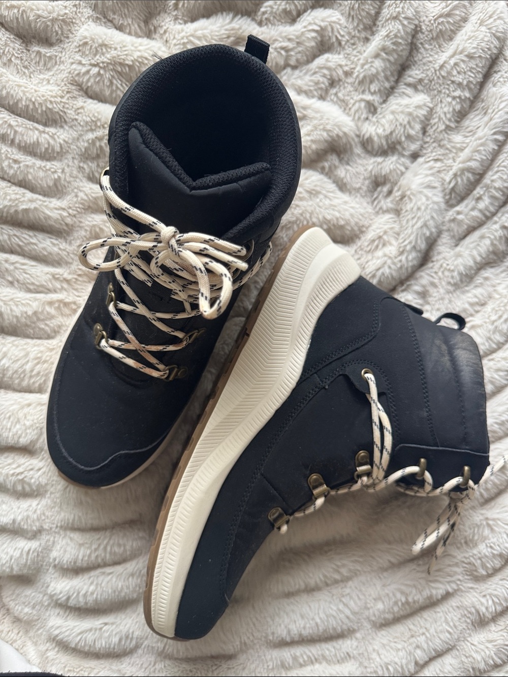 Black High-Top Casual Boots with Contrast Laces
